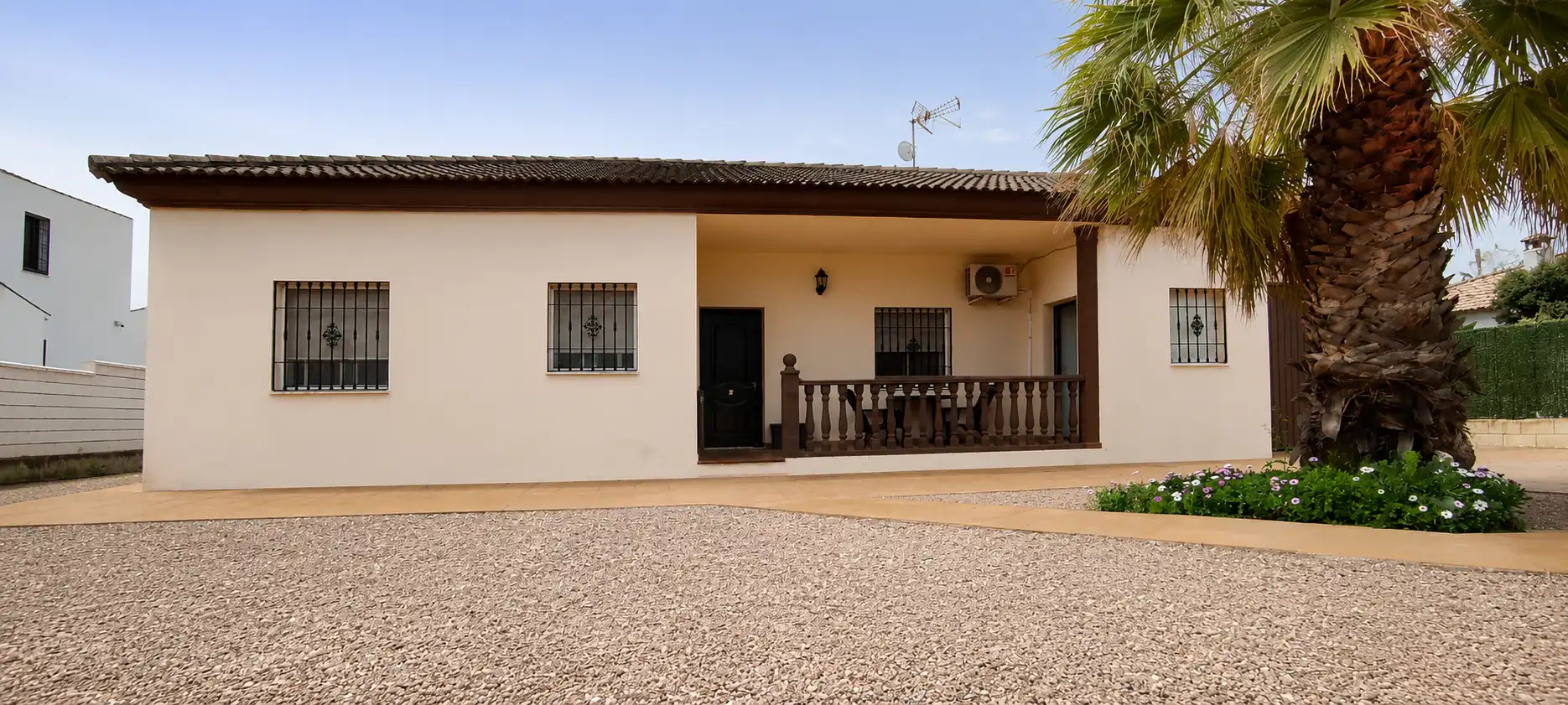 Vista exterior de Casa o xalet en venda en La Carlota amb Aire condicionat, Jardí privat i Terrassa
