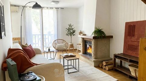 ENCANTADOR DUPLEX REFORMADO EN SORT CON DOS PLAZAS DE PARKING Y PISCINA COMUNITARIA, imagen 5