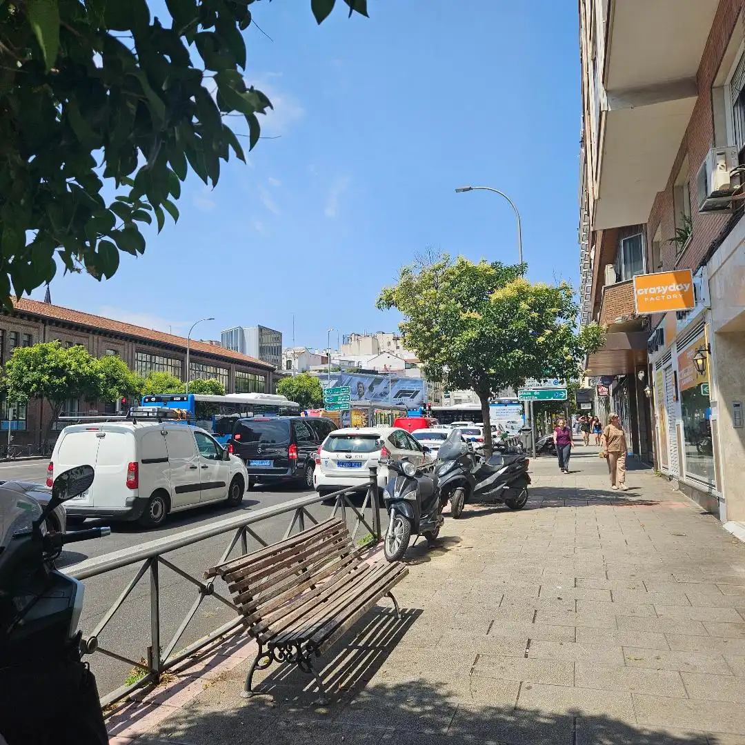 Local comercial en venda a Calle de Raimundo Fernández Villaverde, imagen 2