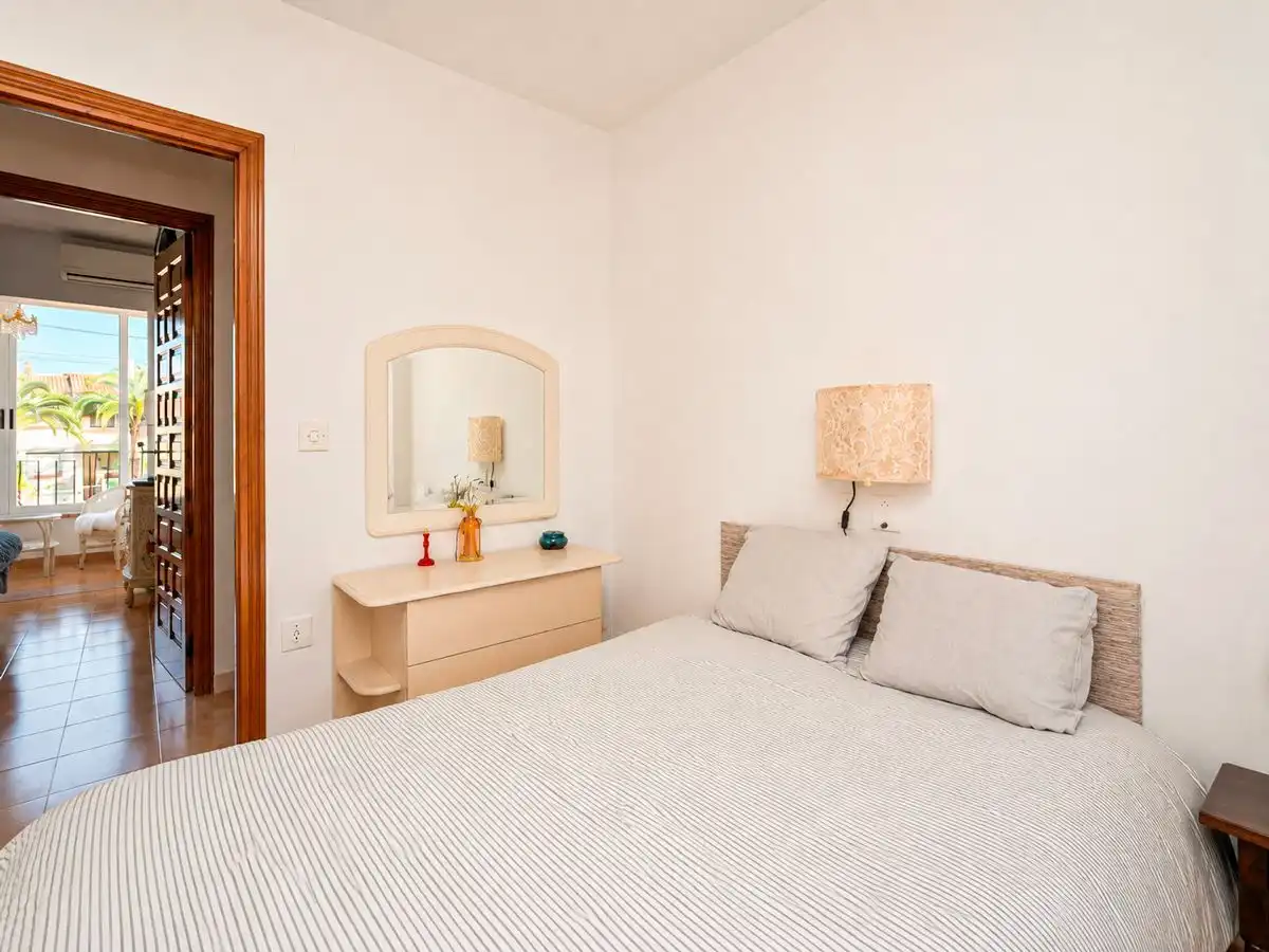 Habitación de Casa adosada en venta en L'Alfàs del Pi con Aire acondicionado, Calefacción y Jardín privado