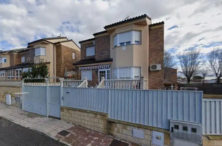 Chalet con piscina en venta en Ugena