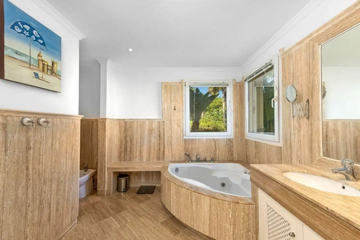 Badezimmer von Wohnungen zum Verkauf in Casares mit Klimaanlage, Heizung und Privatgarten