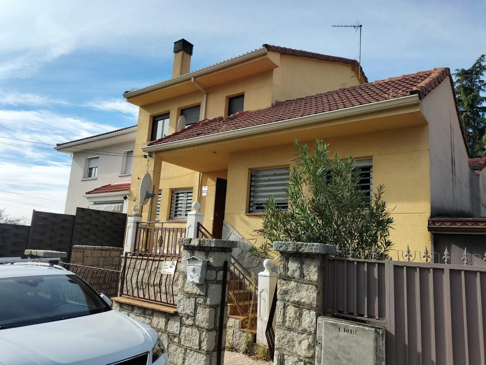 Exterior view of Single-family semi-detached for sale in Collado Mediano  with Private garden, Terrace and Storage room