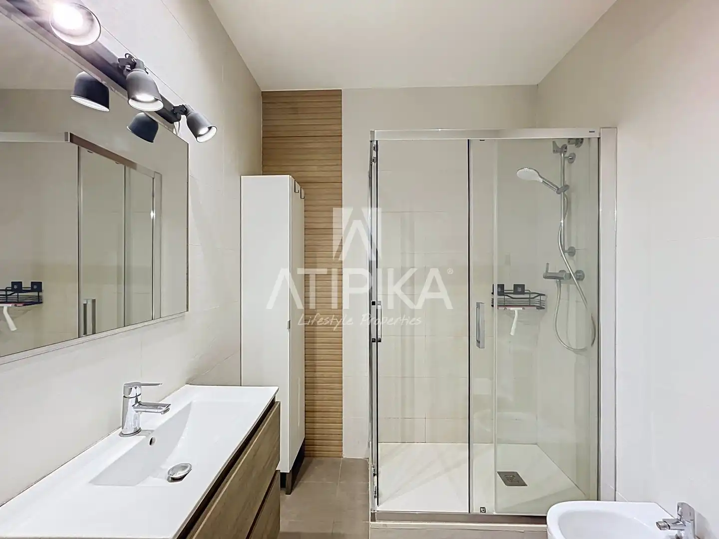 Bathroom of Attic for rent in Barcelona  with Air Conditioner, Parquet flooring and Terrace