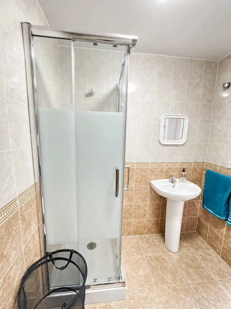 Badezimmer von Wohnungen zur Miete in Manilva mit Terrasse, Möbliert und Gemeinschaftspool