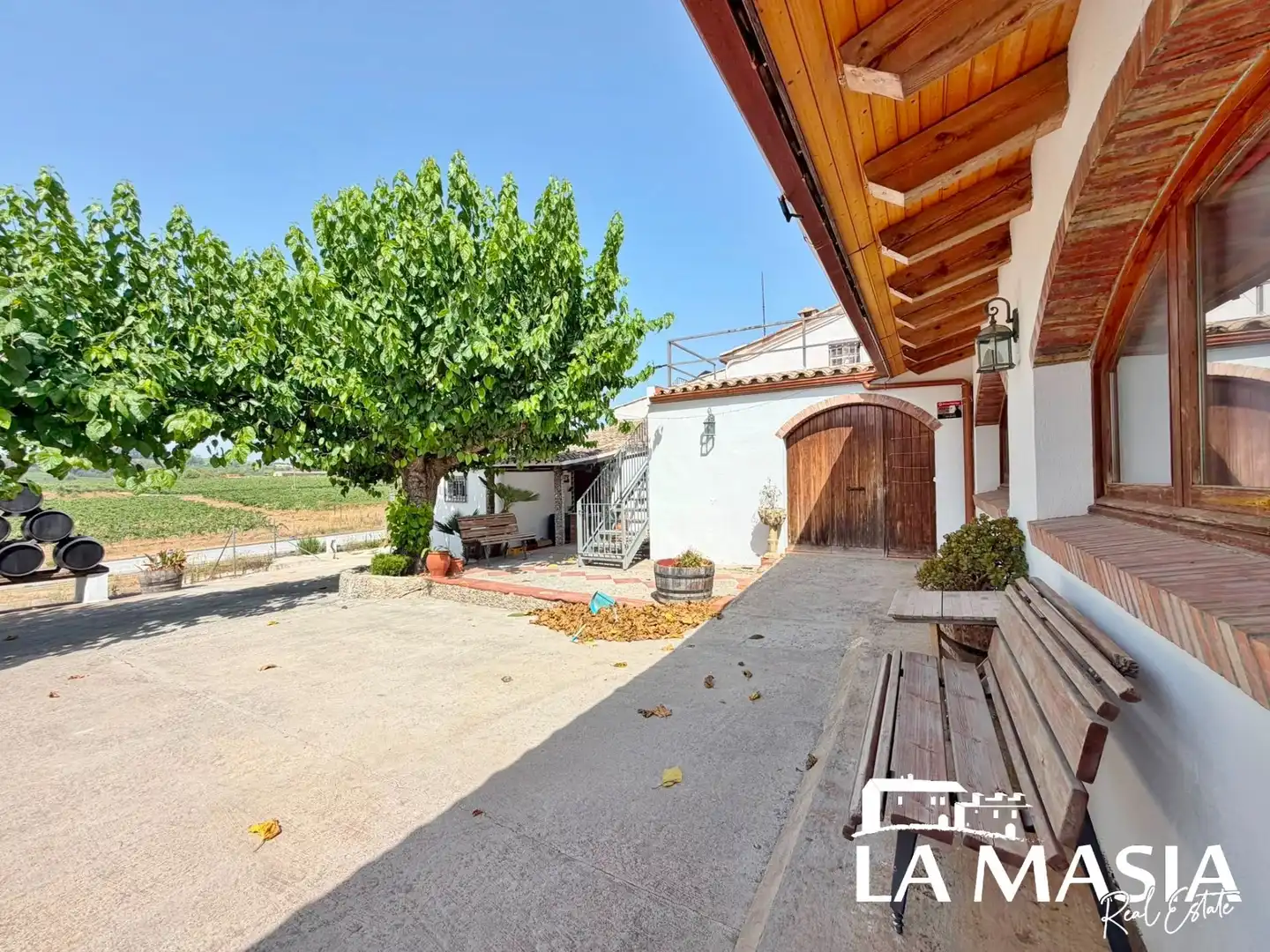 Vista exterior de Finca rústica en venda en El Pla del Penedès amb Jardí privat i Terrassa