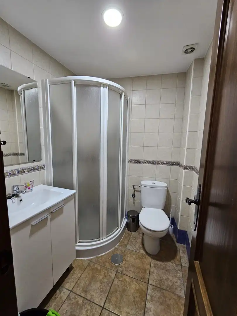 Badezimmer von Maisonette zum Verkauf in El Bosque mit Terrasse, Möbliert und Waschmaschine