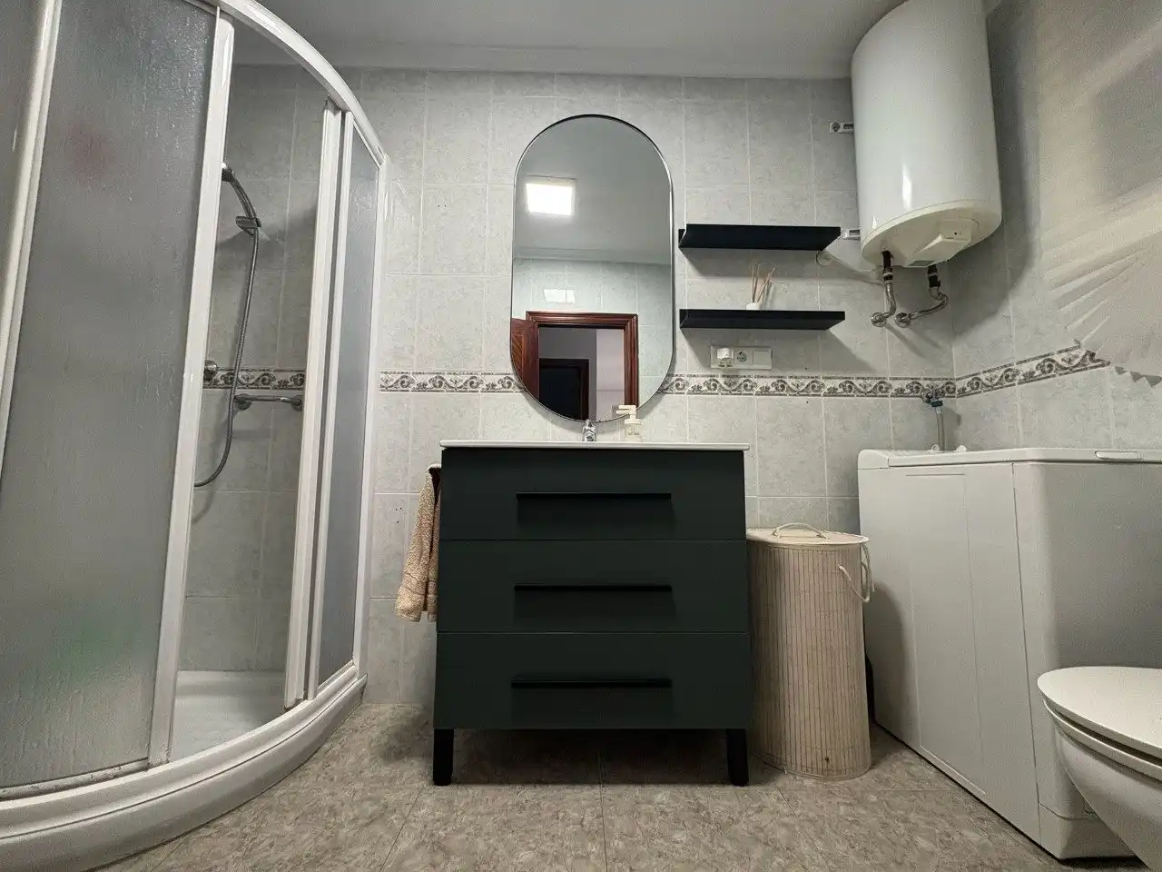 Badezimmer von Wohnung zum Verkauf in Cullera mit Klimaanlage, Privatgarten und Terrasse