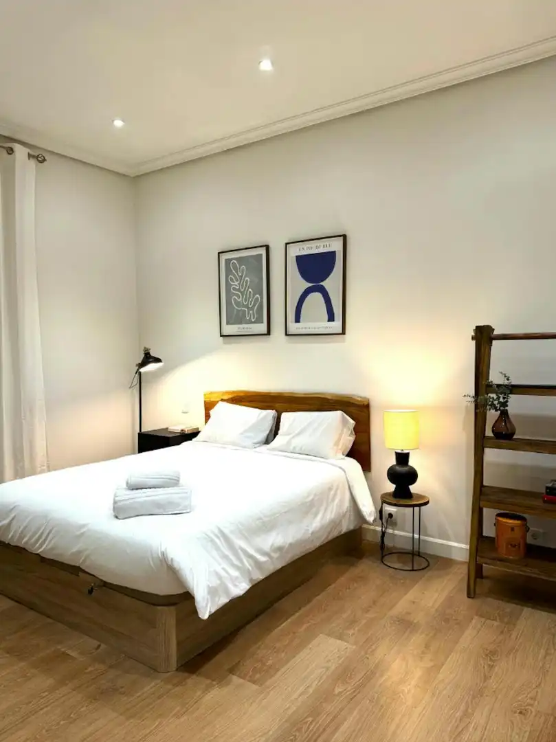 Schlafzimmer von Wohnung zur Miete in Madrid mit Klimaanlage, Heizung und Möbliert
