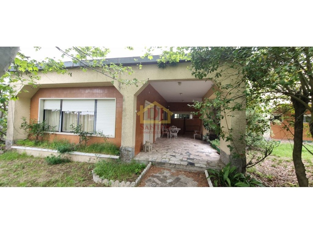 Vista exterior de Casa o xalet en venda en Santa Marta de Tormes amb Jardí privat, Terrassa i Piscina