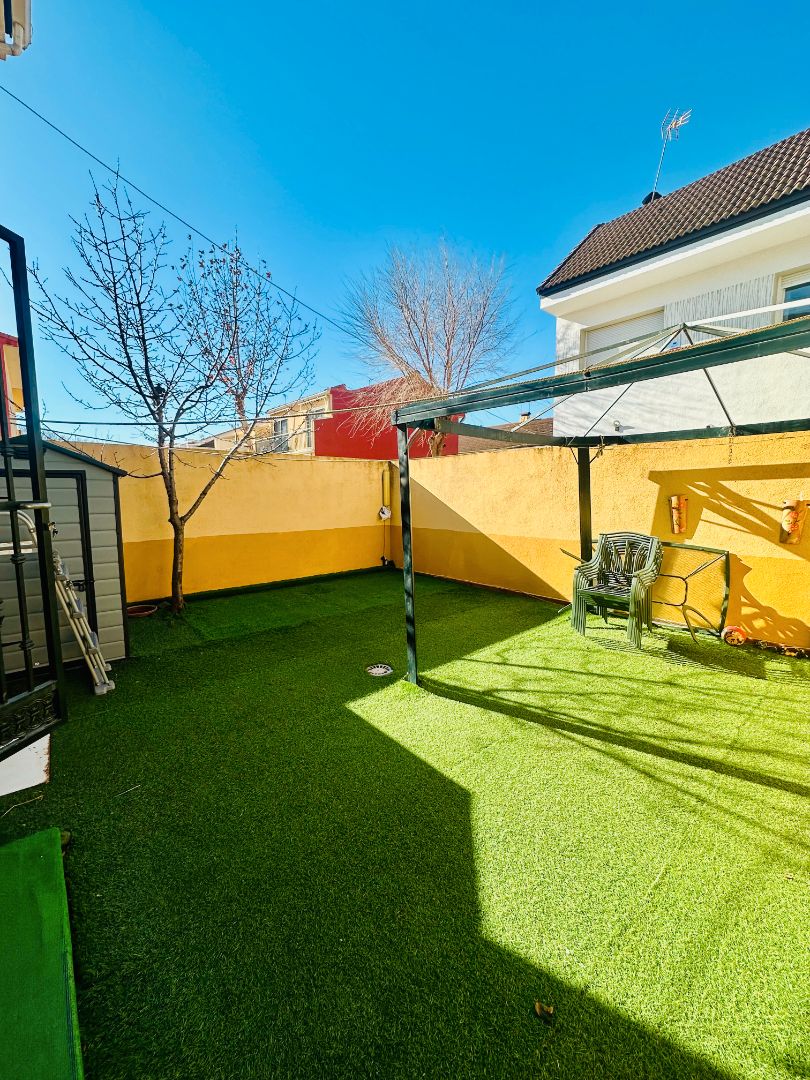 Terrassa de Casa adosada en venda en Yuncler amb Aire condicionat, Calefacció i Jardí privat