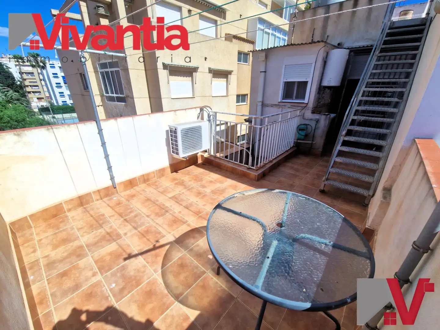 Außenansicht von Einfamilien-Reihenhaus zum Verkauf in Águilas mit Klimaanlage, Terrasse und Abstellraum