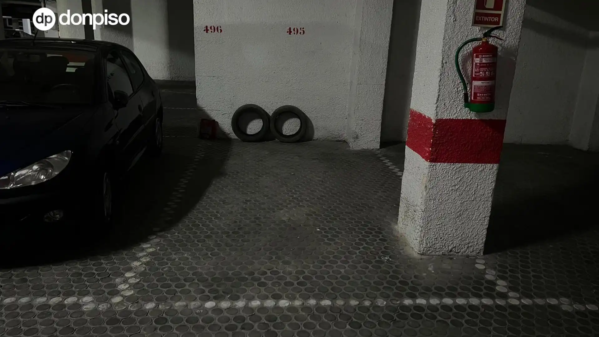Parkplatz von Erdgeschoss zum Verkauf in Granada mit Klimaanlage, Privatgarten und Möbliert