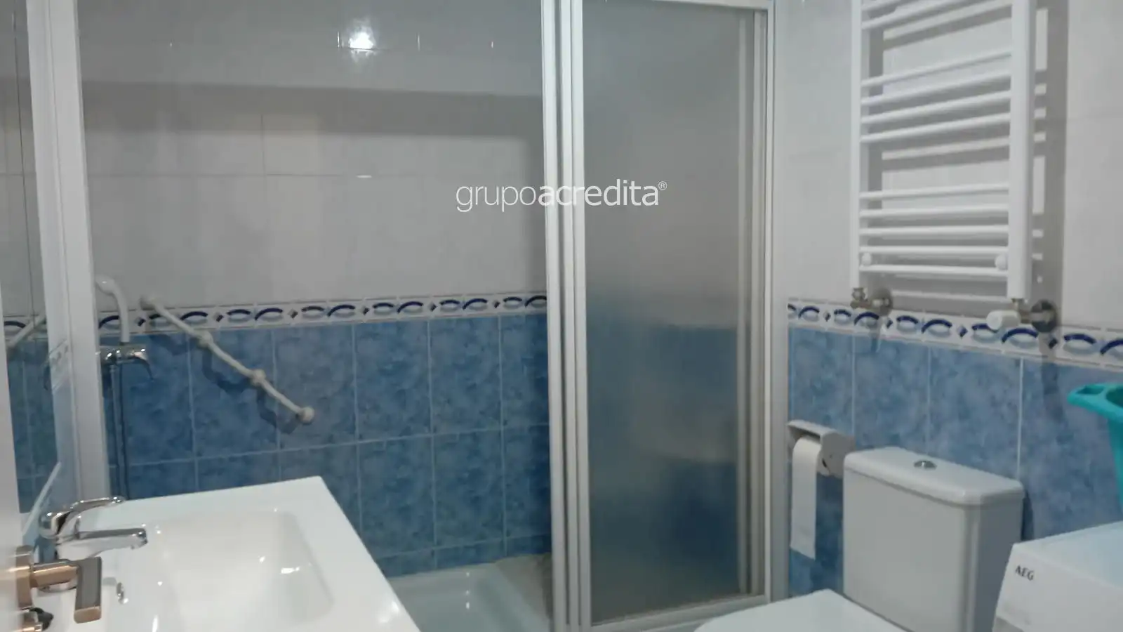 Bathroom of Flat for sale in Santiago de Compostela   with Heating, Storage room and Oven