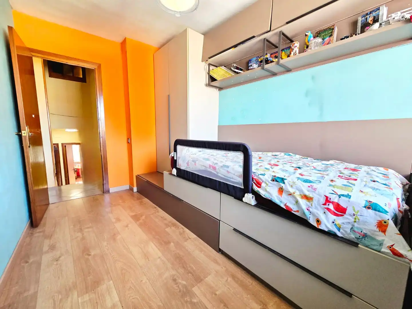 Schlafzimmer von Einfamilien-Reihenhaus zum Verkauf in Palau-solità i Plegamans mit Klimaanlage, Heizung und Privatgarten