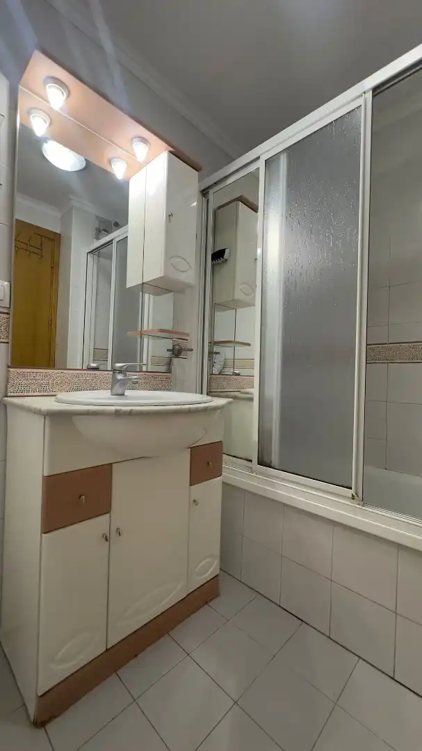 Badezimmer von Wohnung zum Verkauf in Camas mit Klimaanlage