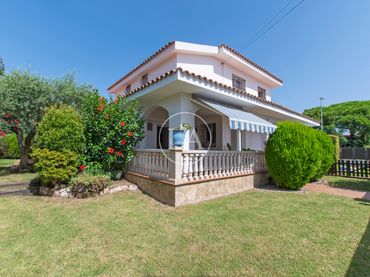 Villa con piscina in vendita a Carrer Cèsar Martinell