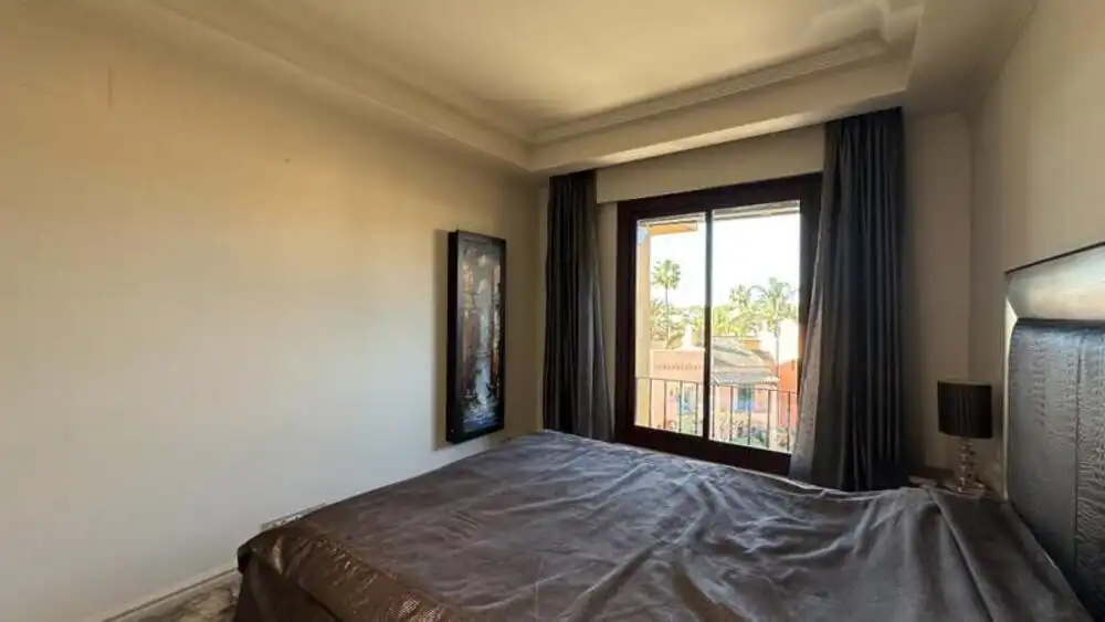 Dormitori de Apartament de lloguer en Estepona amb Aire condicionat, Terrassa i Piscina