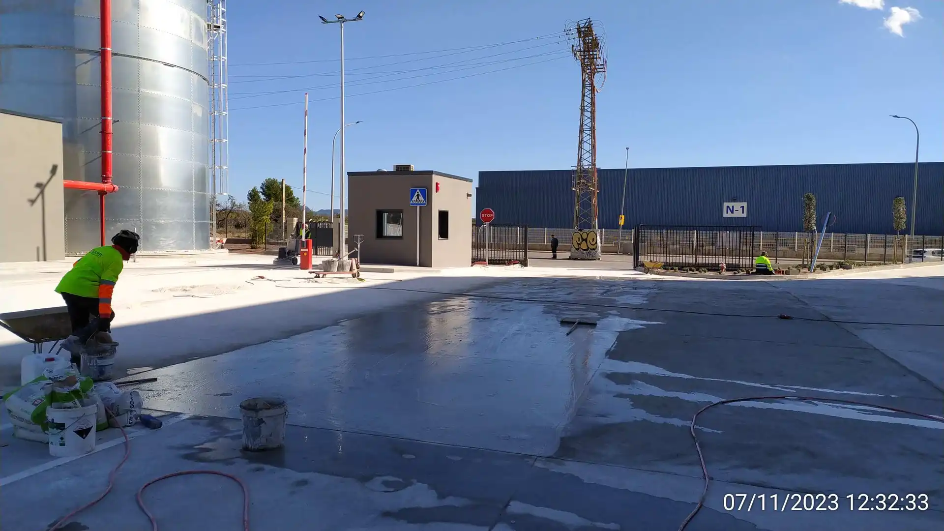 Vista exterior de Nau industrial de lloguer en Sabadell amb Alarma