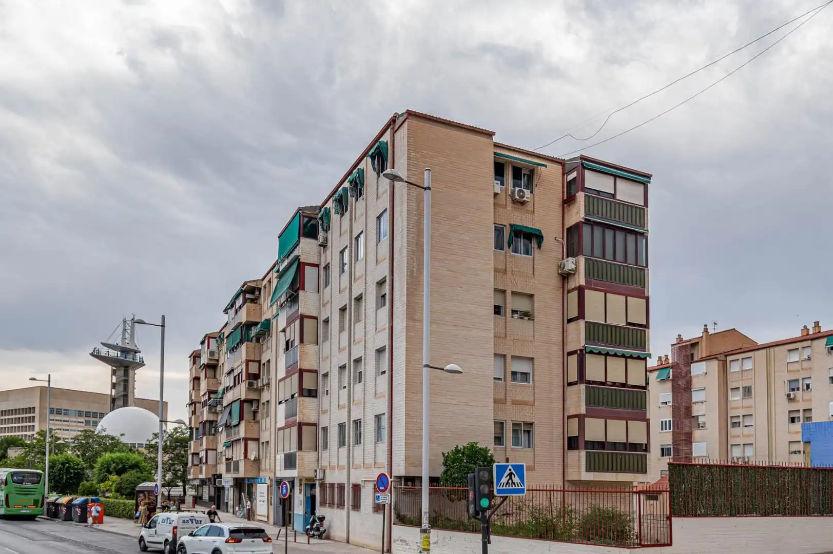 Vista exterior de Pis en venda en Granada amb Piscina comunitària