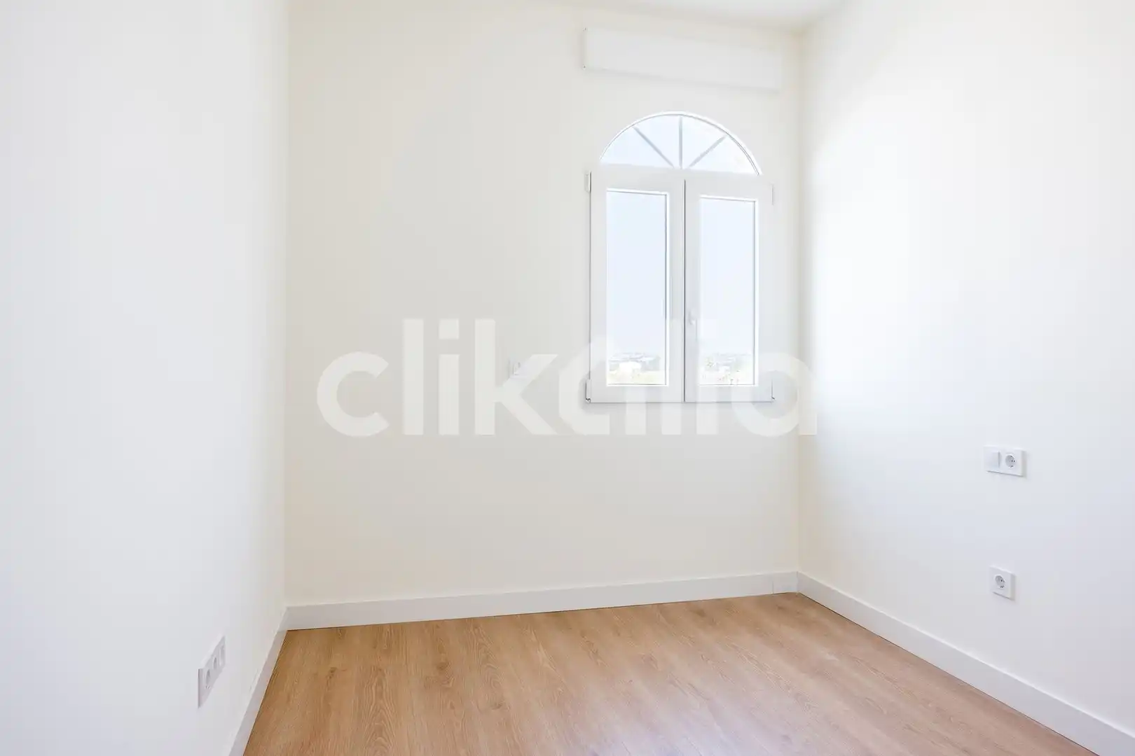 Habitación de Piso en venta en Sevilla con Aire acondicionado y Jardín privado