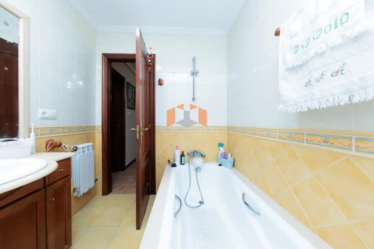 Bathroom of Houses for sale in Vigo   with Heating, Private garden and Parquet flooring