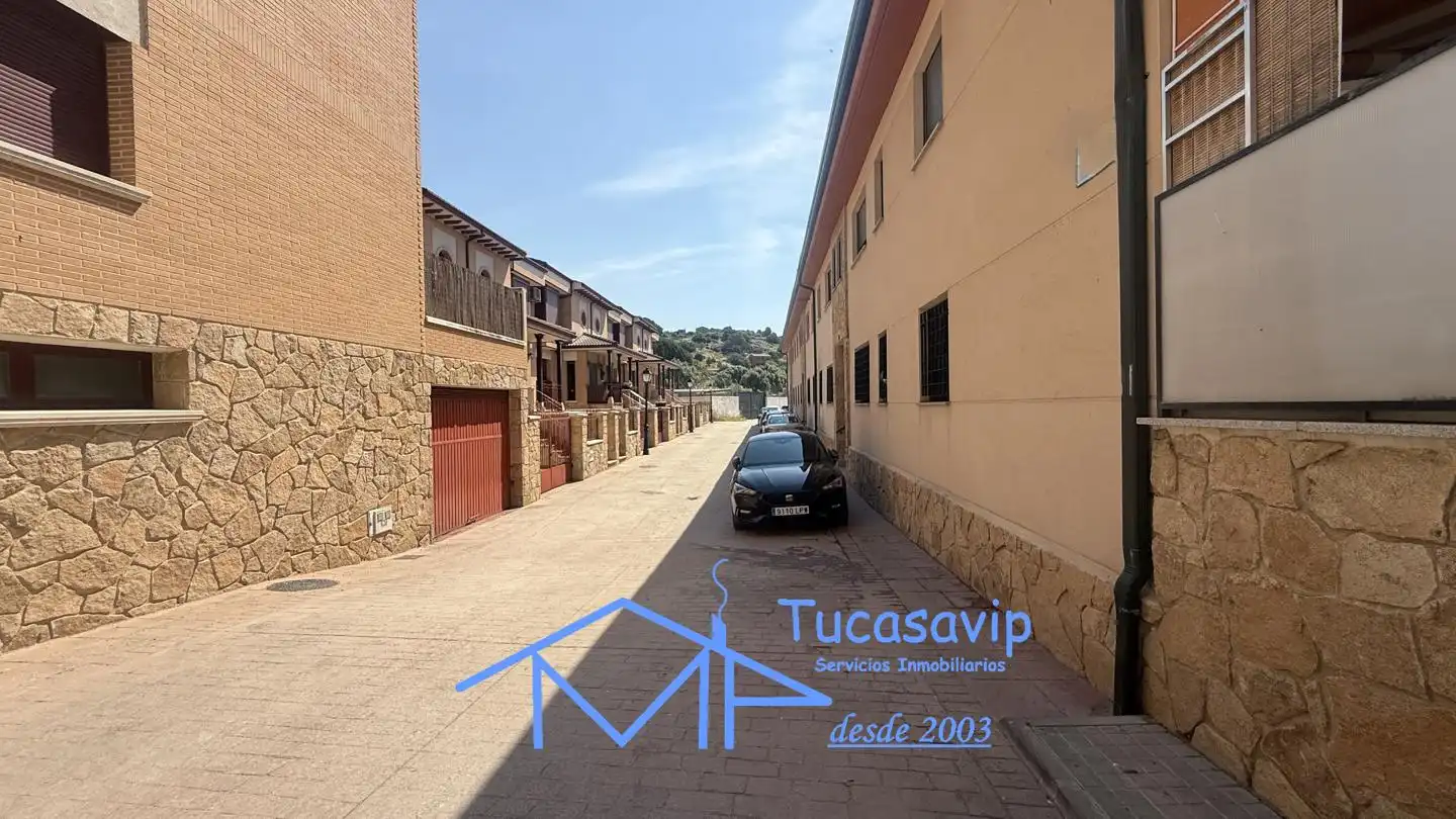 Vista exterior de Dúplex en venta en El Hoyo de Pinares  con Calefacción y Amueblado