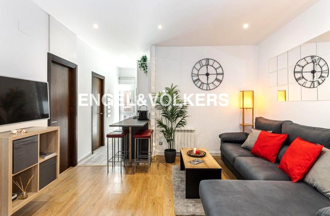 Sala d'estar de Apartament de lloguer en  Madrid Capital amb Aire condicionat, Calefacció i Moblat