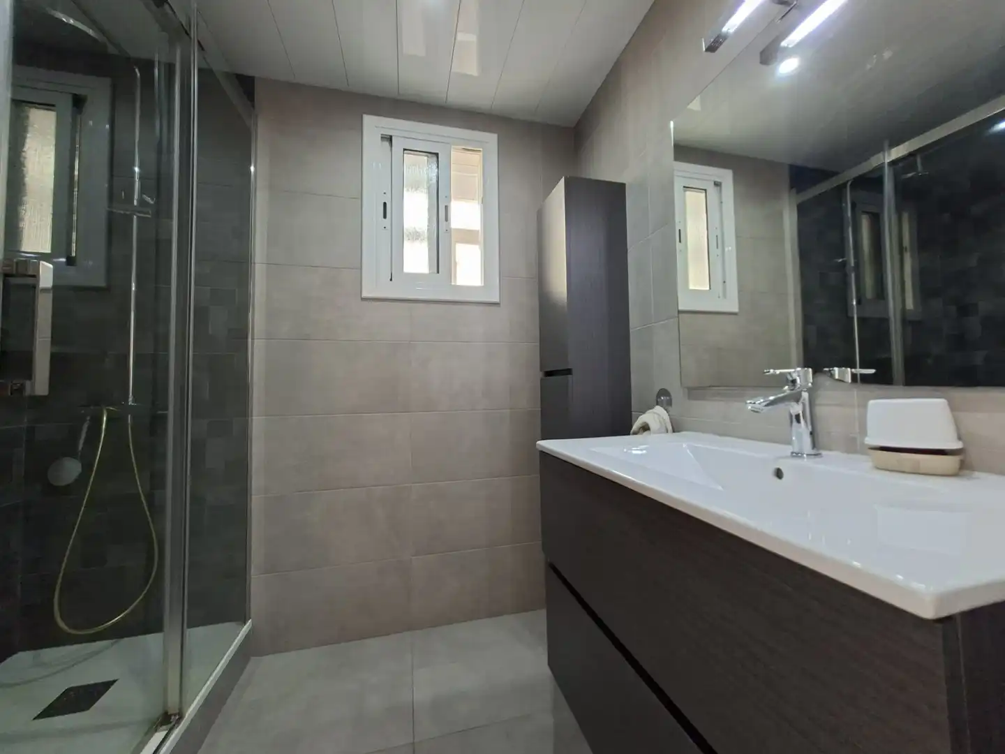 Badezimmer von Dachboden zum Verkauf in Badalona mit Klimaanlage, Heizung und Terrasse