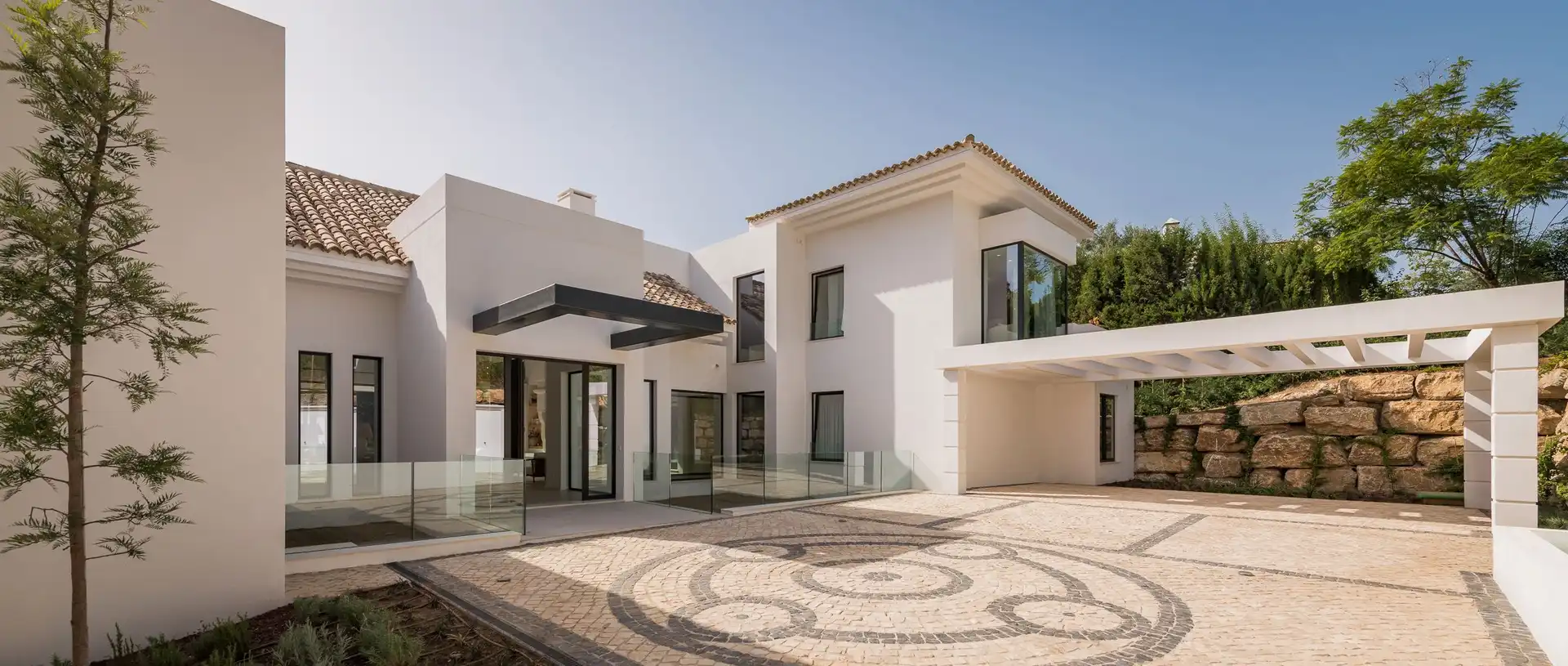 Vista exterior de Casa o xalet en venda en Estepona amb Aire condicionat, Terrassa i Piscina
