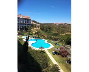 Piscina de Apartament de lloguer en Manilva amb Terrassa i Piscina