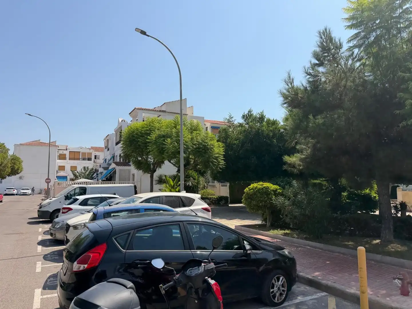 Aparcament de Casa adosada en venda en El Campello amb Aire condicionat, Jardí privat i Piscina
