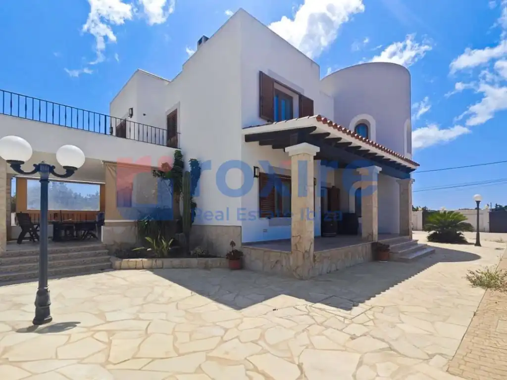 Vista exterior de Casa o xalet en venda en Sant Josep de sa Talaia amb Aire condicionat, Jardí privat i Terrassa