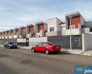 Vista exterior de Casa adosada en venda en Cabezón de Pisuerga amb Calefacció, Jardí privat i Terrassa