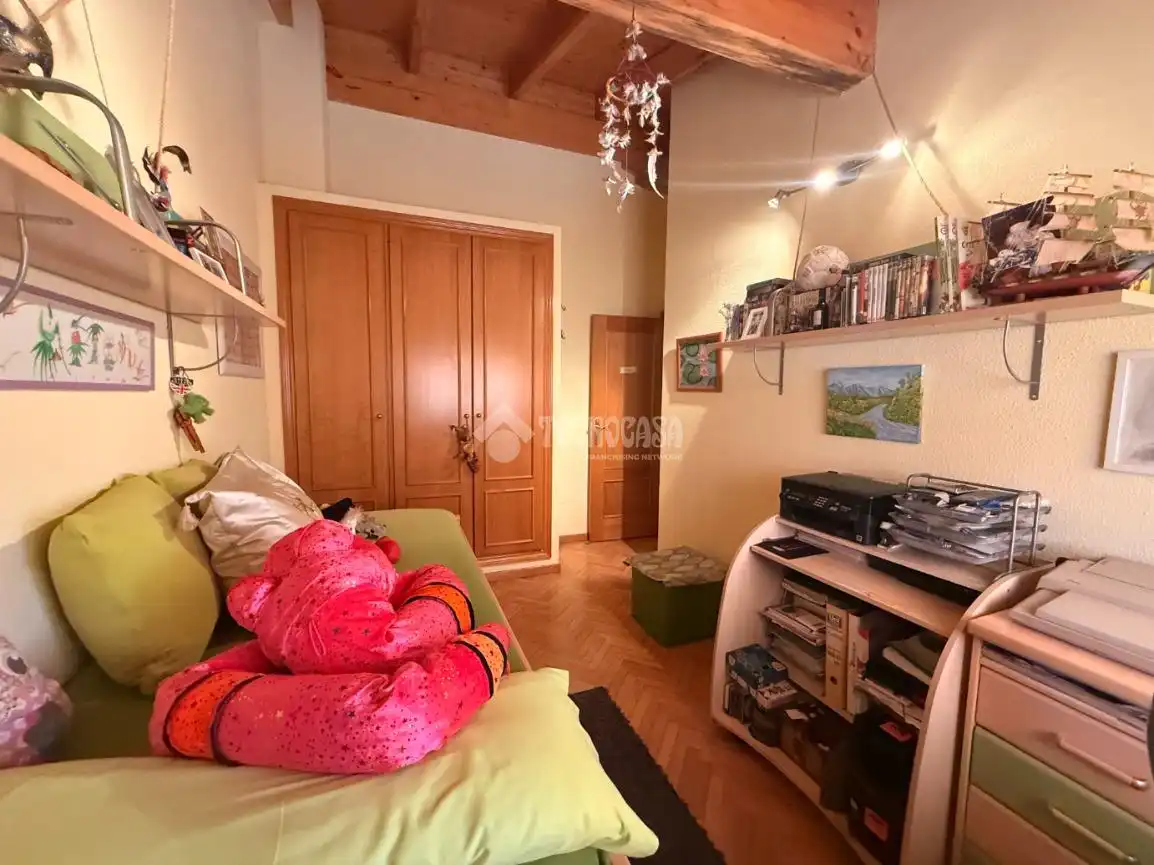 Schlafzimmer von Einfamilien-Reihenhaus zum Verkauf in Torrejón del Rey mit Klimaanlage, Heizung und Privatgarten
