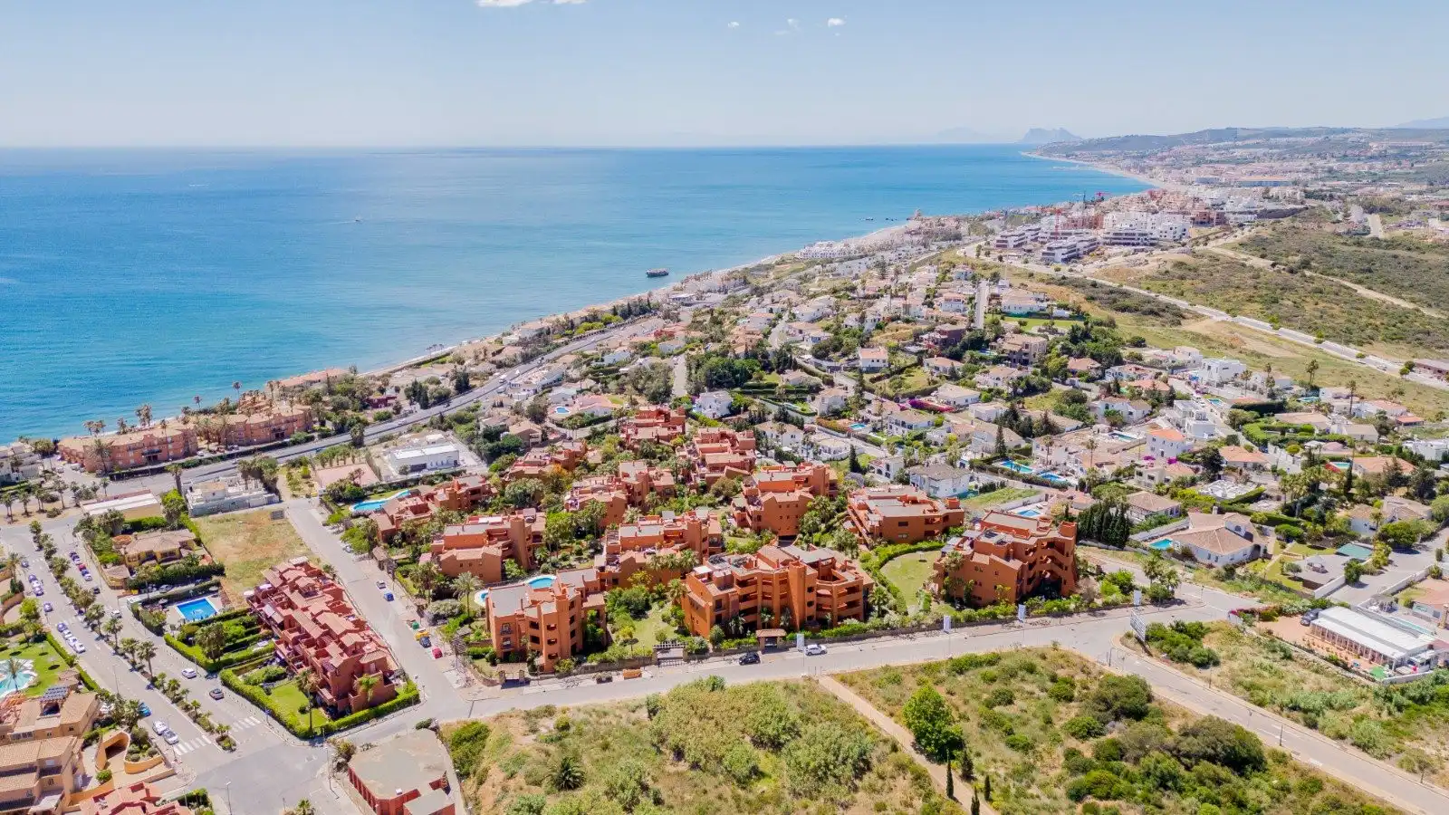 Vista exterior de Apartament en venda en Estepona amb Aire condicionat, Terrassa i Piscina