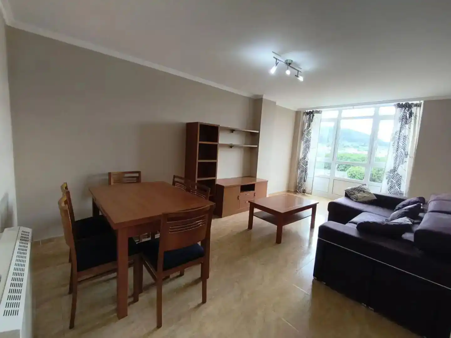 Wohnzimmer von Wohnung zur Miete in Viveiro mit Abstellraum, Schwimmbad und Möbliert
