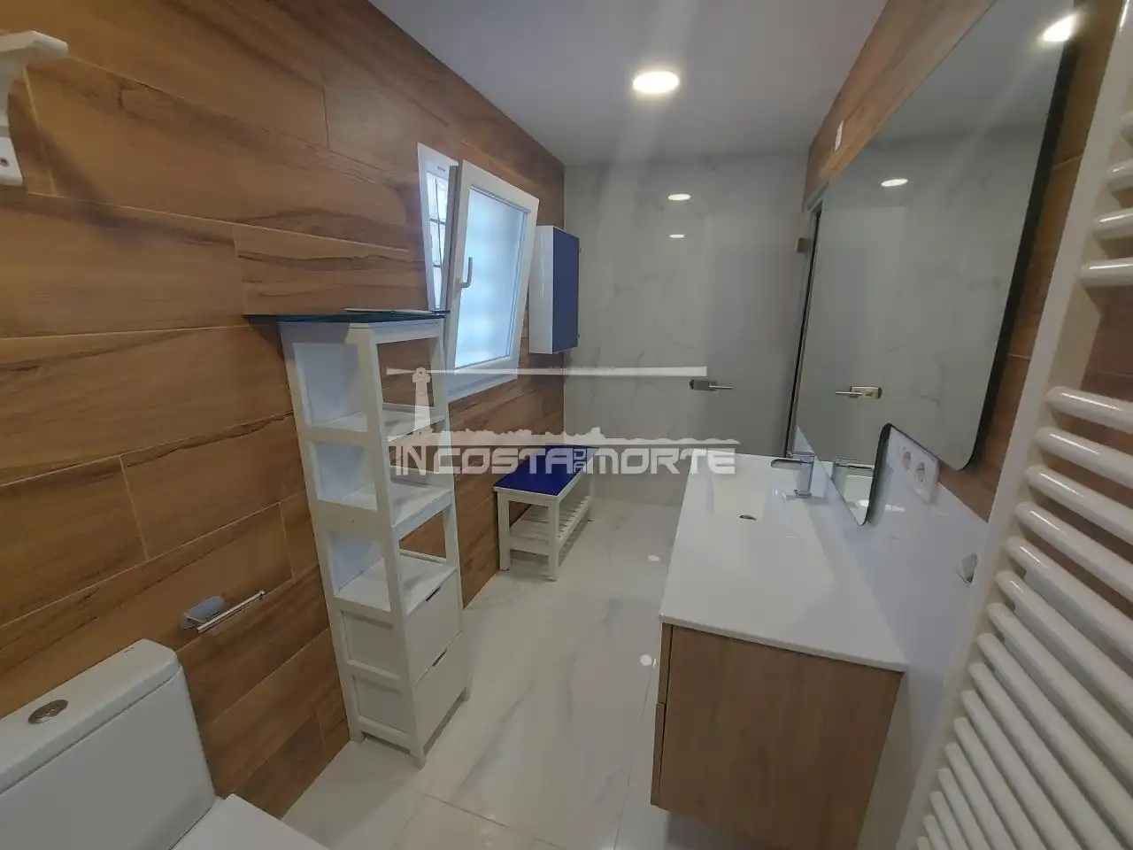 Badezimmer von Wohnung zum Verkauf in Cee mit Abstellraum