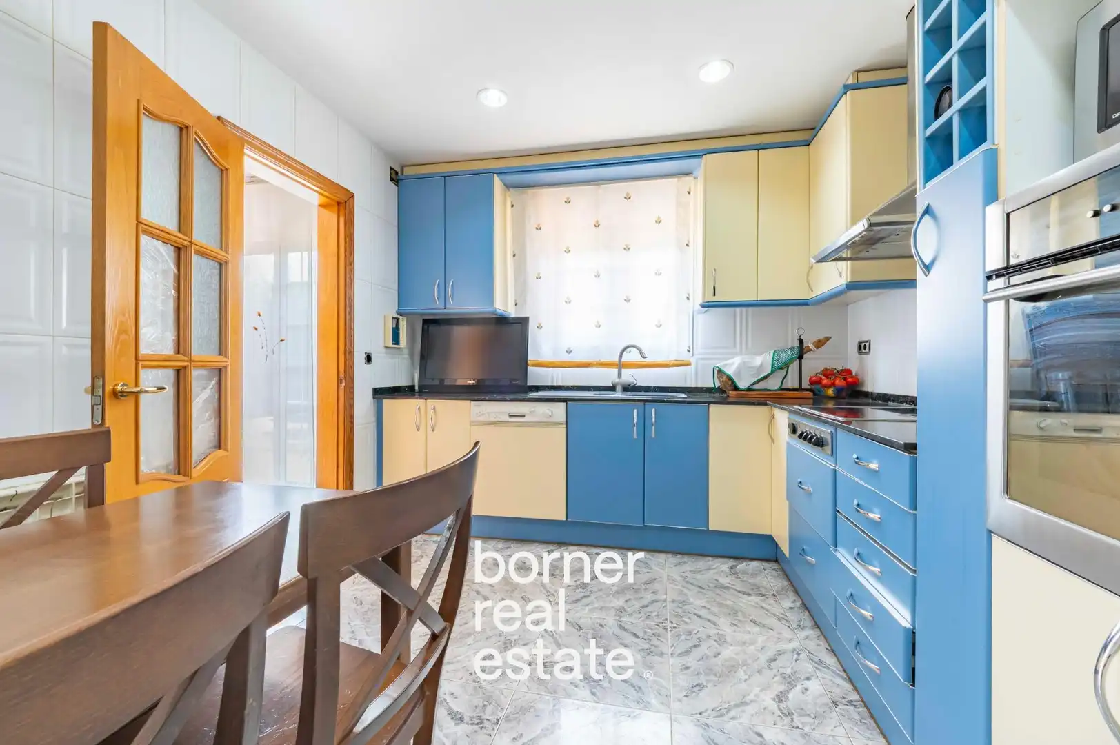 Cuina de Casa o xalet en venda en Sant Cugat del Vallès amb Aire condicionat, Calefacció i Jardí privat