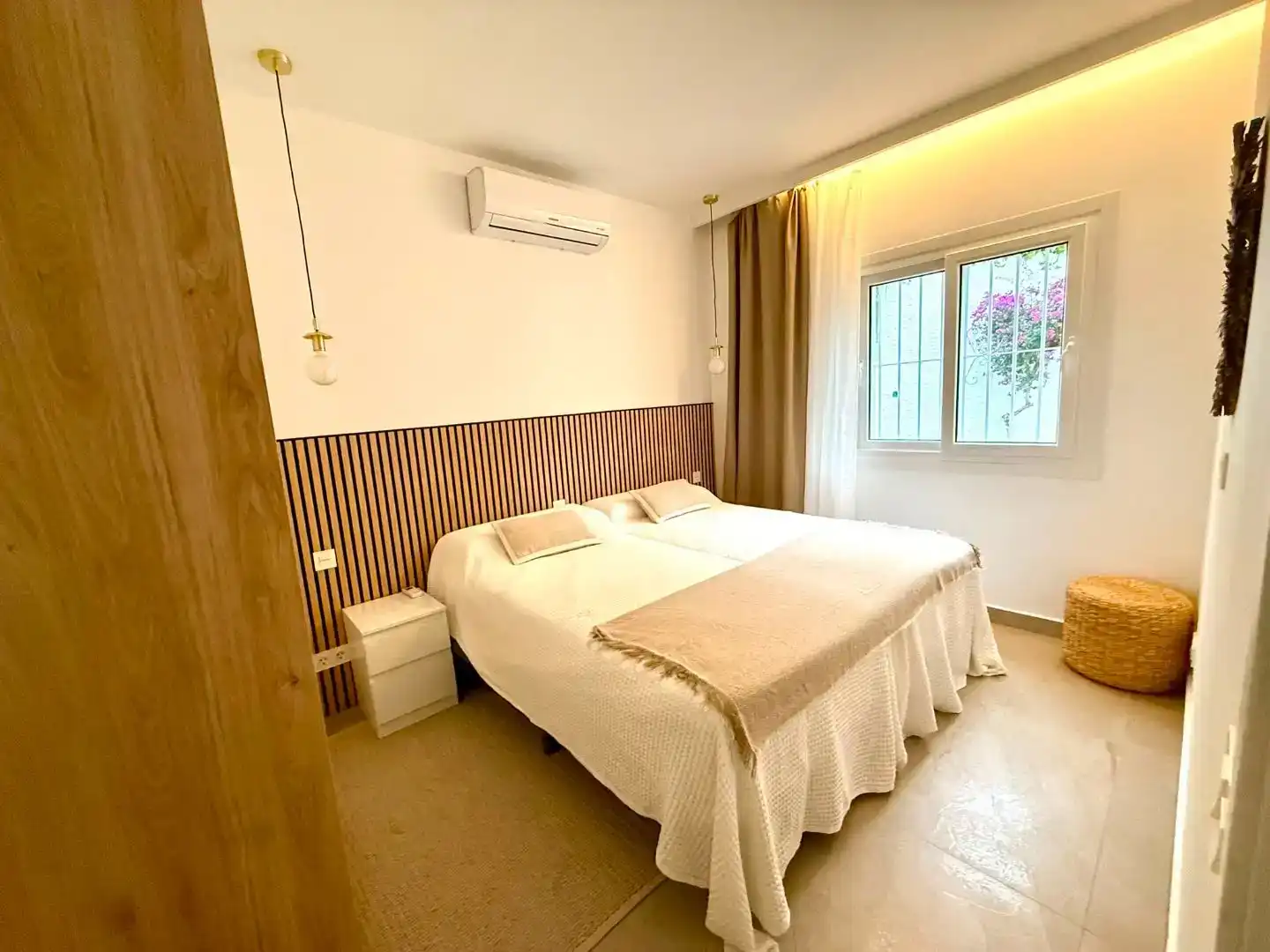 Habitación de Piso de alquiler en Marbella con Aire acondicionado, Jardín privado y Piscina