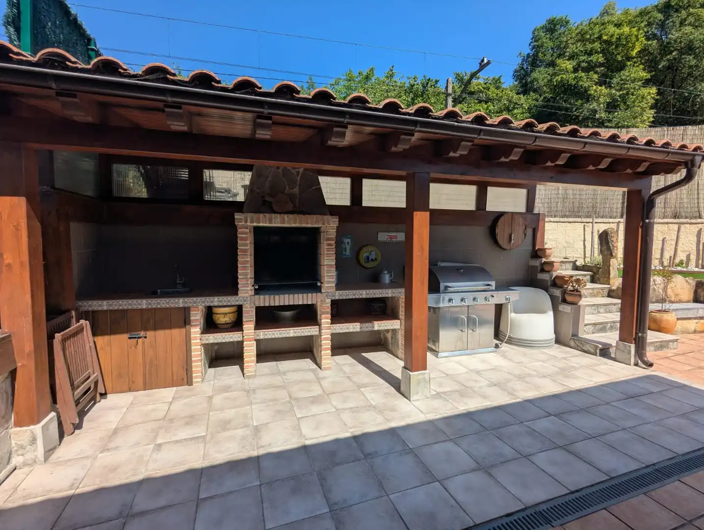 Terrasse von Einfamilien-Reihenhaus zum Verkauf in Amorebieta-Etxano mit Privatgarten, Terrasse und Balkon