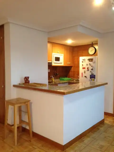 Cuina de Apartament de lloguer en Oviedo  amb Calefacció, Parquet i Moblat