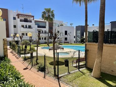 Pis amb piscina en venda a Urb. Calablanca