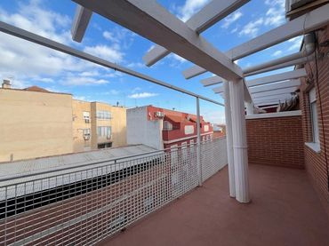 Attico con balcone in vendita a Calle Hermandad de Donantes de Sangre