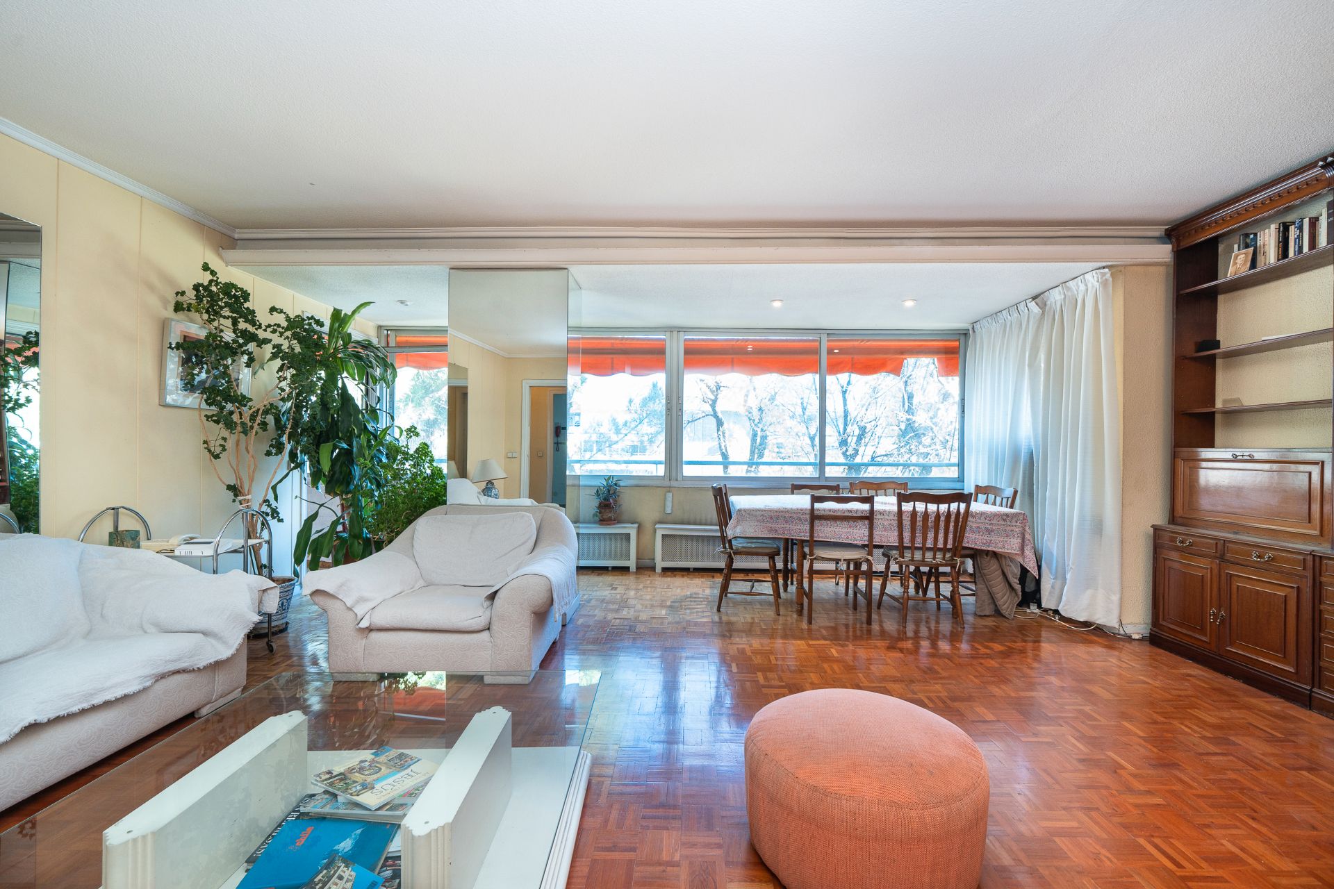 Living room of Flat for sale in  Madrid Capital  with Heating, Private garden and Parquet flooring