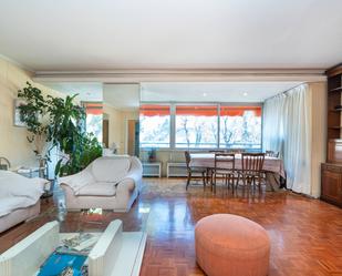 Sala d'estar de Pis en venda en  Madrid Capital amb Calefacció, Jardí privat i Parquet