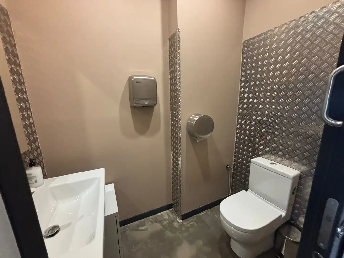Baño de Local en venta en Las Rozas de Madrid con Aire acondicionado, Calefacción y Amueblado