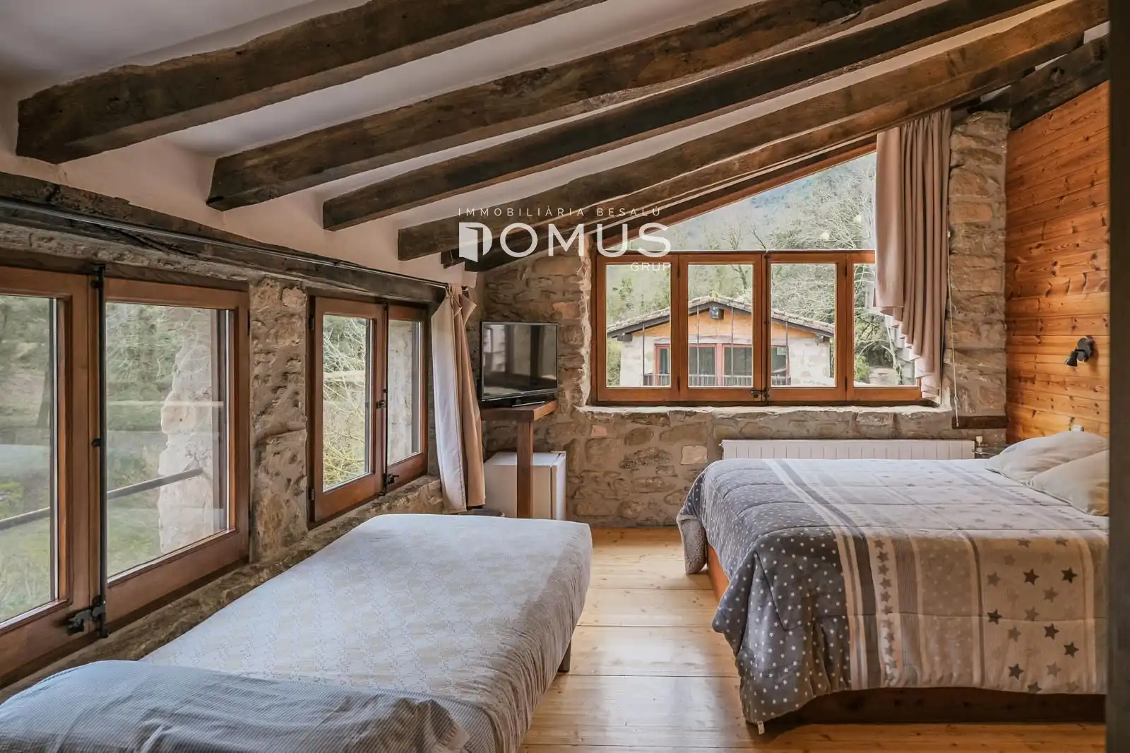 Habitación de Finca rústica en venta en Santa Pau con Calefacción, Parquet y Piscina