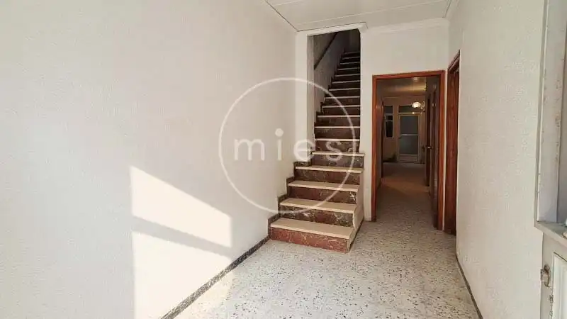 Casa adosada en venda en Montroi / Montroy amb Terrassa i Balcó