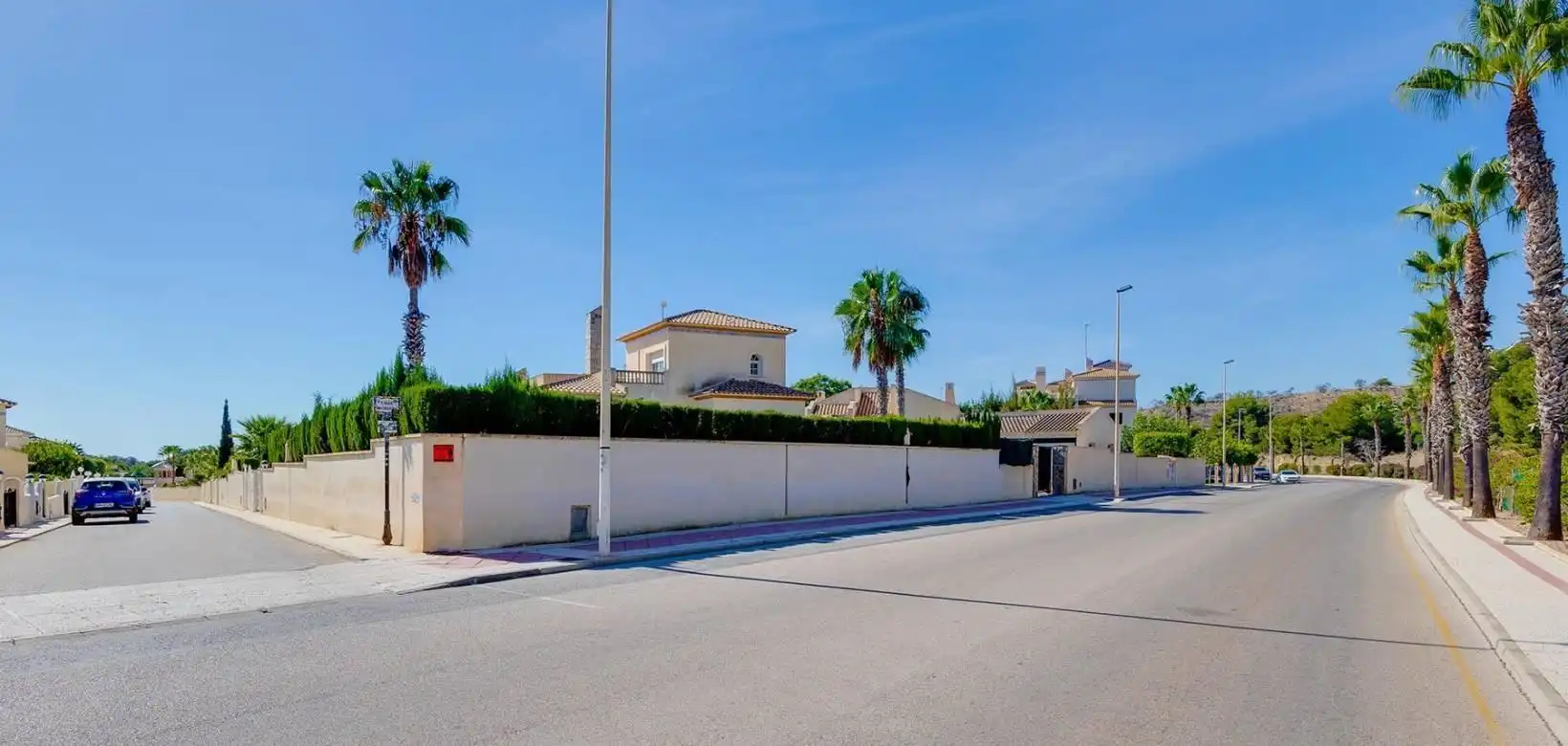 Vista exterior de Casa o xalet en venda en Orihuela amb Aire condicionat, Calefacció i Jardí privat